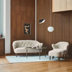 Sofá de 2,5 plazas Ingeborg, Piel de oveja moonlight-patas roble ahumado