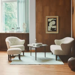 Sofá de 2,5 plazas Ingeborg, Piel de oveja moonlight-patas roble ahumado