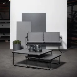 Sofá de 2 plazas Slow, Sunbrella gris-base de acero en color negro