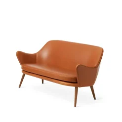 Sofá Dwell, 2 plazas cuero silk 250 cognac, patas de roble ahumado