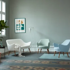 Sofá Dwell, 2 plazas cuero silk 250 cognac, patas de roble ahumado