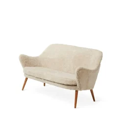 Sofá Dwell, 2 plazas piel de oveja moonlight, patas de roble ahumado