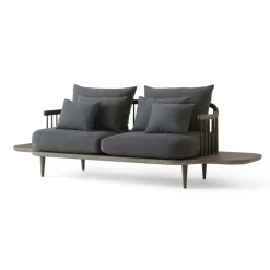 Sofá Fly SC3, Tela hot madison 093 gris oscuro, humobase de roble aceitado y mesa auxiliar
