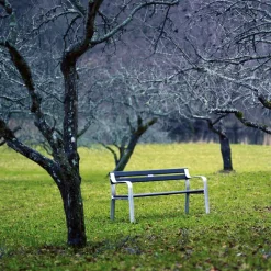 Sofá Joy, Caoba barniz negro, soporte de aluminio en bruto