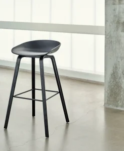 Taburete alto About a Stool 32 con base de roble negro 2.0, Negro-negro soporte de acero
