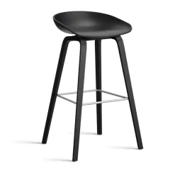 Taburete alto About a Stool 32 con base de roble negro 2.0, Soporte de acero inoxidable negro