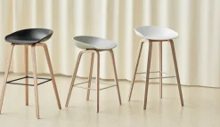 Taburete alto About a Stool 32 con base de roble lacado 2.0, Blanco-acero inoxidable soporte