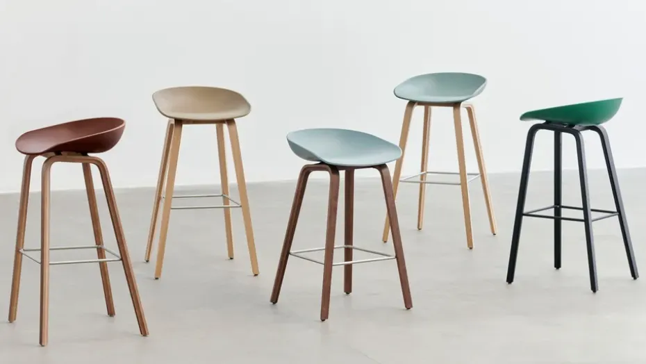 Taburete alto About a Stool 32 con base de nogal 2.0, Verde otoñal-soporte de acero inoxidable