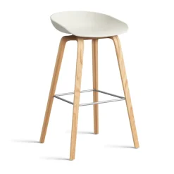 Taburete alto About a Stool 32 con base de roble lacado 2.0, Melange cream–soporte de acero inoxidable