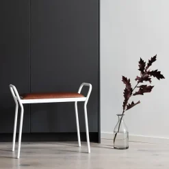 Taburete Anyone, Blanco con cuero coñac vintage