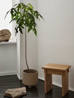 Taburete Artisan 30x40 cm, Roble lacado en tono cálido