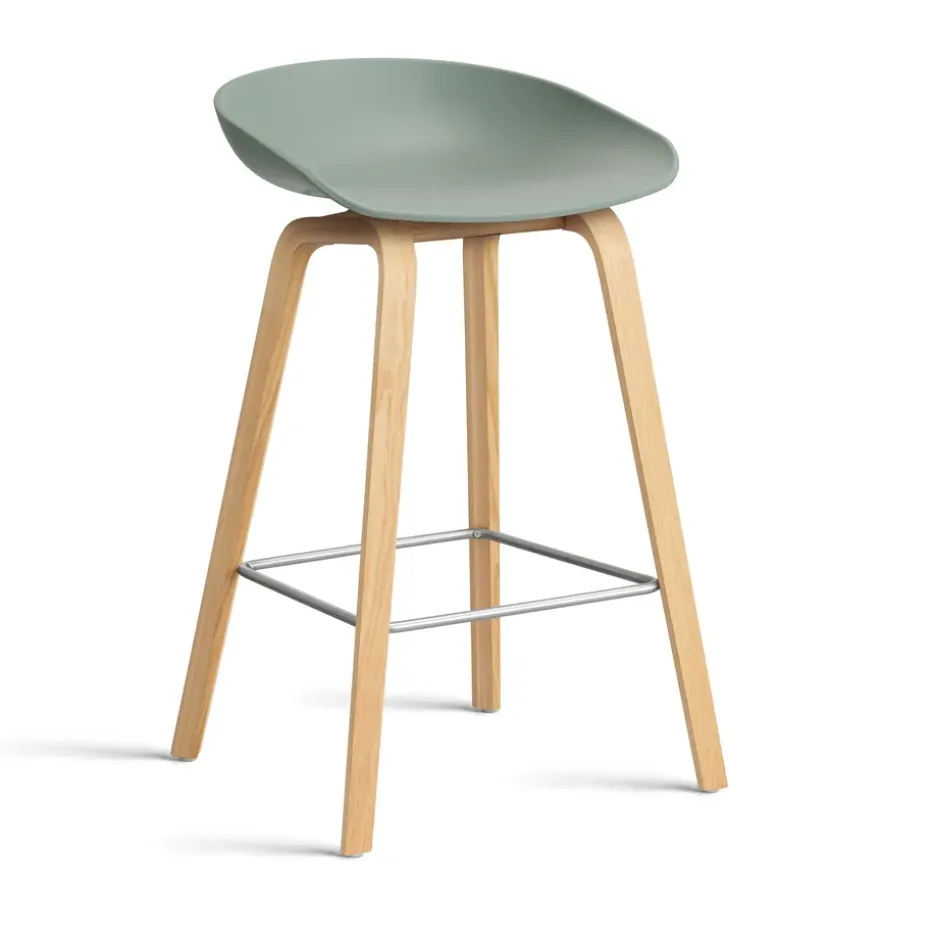 Taburete bajo About a Stool 32 con base de roble lacado 2.0, Fall green-soporte de acero inoxidable