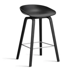 Taburete bajo About a Stool 32 con base de roble negro 2.0, Soporte negro de acero inoxidable
