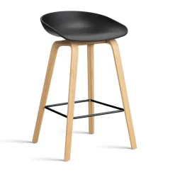 Taburete bajo About a Stool 32 con base de roble lacado 2.0, Acero con soporte negro-negro