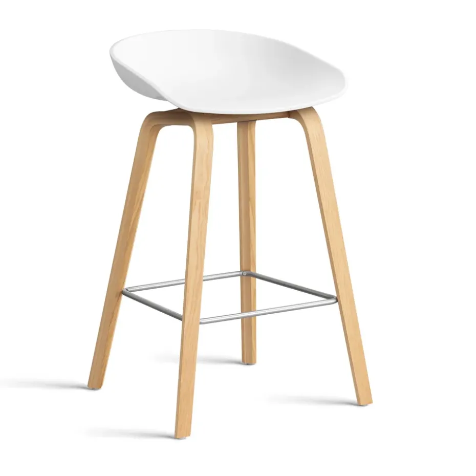 Taburete bajo About a Stool 32 con base de roble lacado 2.0, Blanco-soporte de acero inoxidable