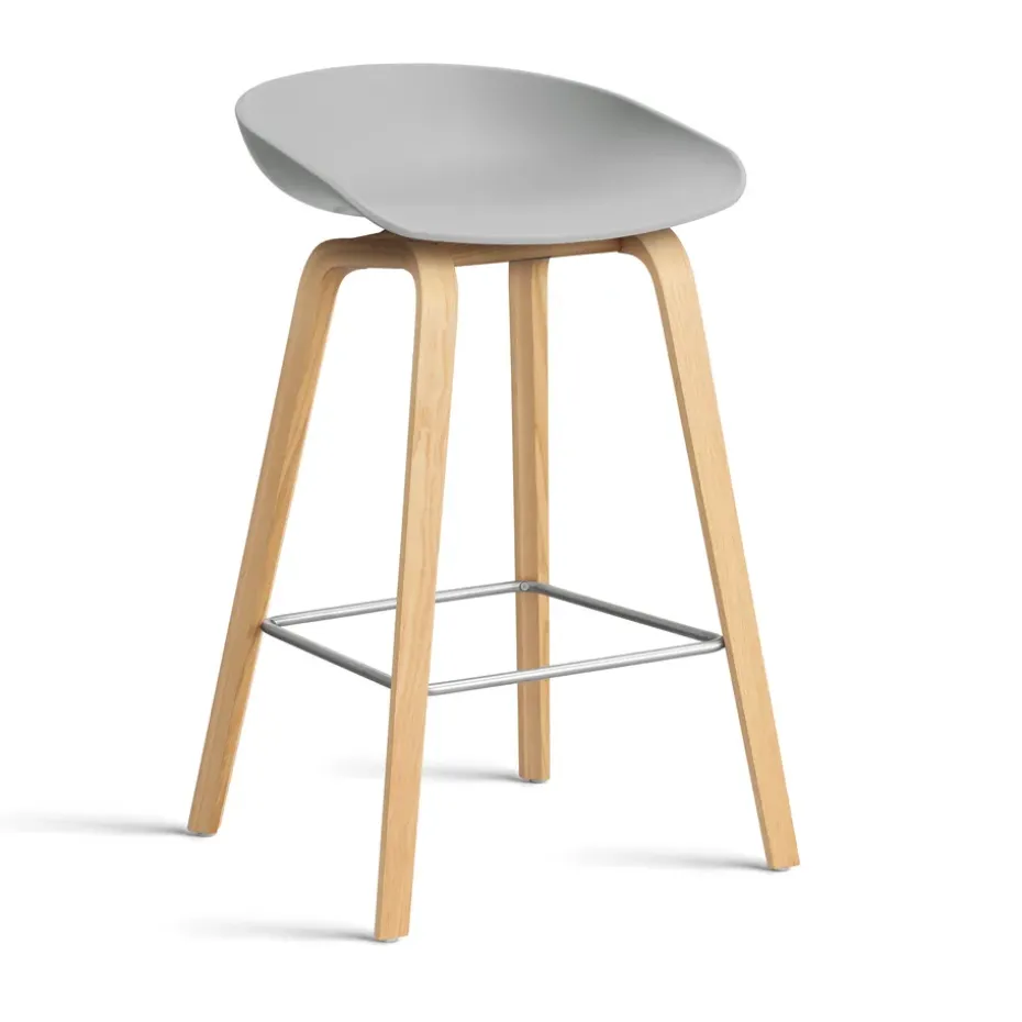 Taburete bajo About a Stool 32 con base de roble lacado 2.0, Concrete grey-soporte de acero inoxidable