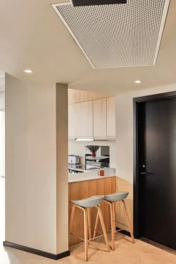 Taburete bajo About a Stool 32 con base de roble lacado 2.0, Concrete grey-soporte de acero inoxidable