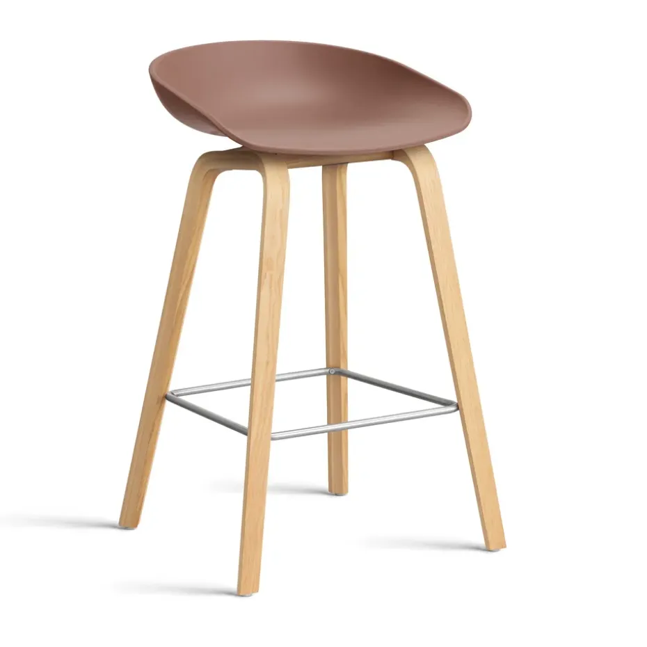 Taburete bajo About a Stool 32 con base de roble lacado 2.0, Soft brick-soporte de acero inoxidable