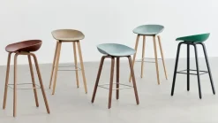 Taburete bajo About a Stool 32 con base de roble lacado 2.0, Soft brick-soporte de acero inoxidable