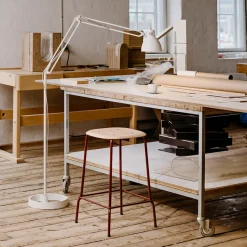 Taburete bajo Soft Edge 30, dusty green, estructura de acero negra