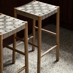 Taburete bar Betty TK8, Oak, asiento de banda de lino trenzada
