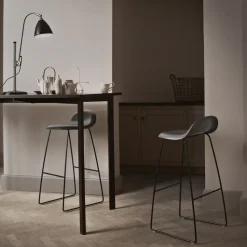Taburete bar Gubi 3D alto, Black, patas de acero en negro