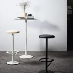 Taburete bar Orbit alto, Lacado blanco mate, cuero marrón claro