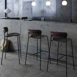 Taburete bar Pavilion AV9, Roble lacado, base de acero