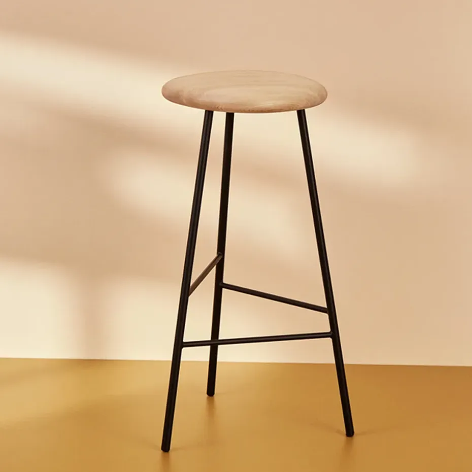 Taburete bar Pebble, Fresno aceitado, altura 65, base negra