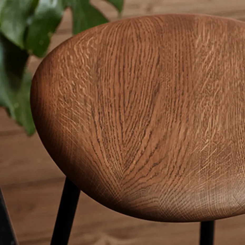 Taburete bar Pebble, Roble ahumado, altura 65, base negra