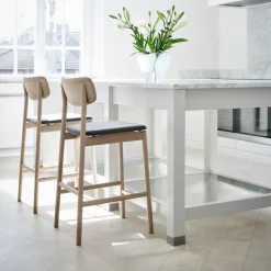 Taburete bar Prima Vista, Tela blues 9202 marrón/beige, estructura de roble aceitado blanco