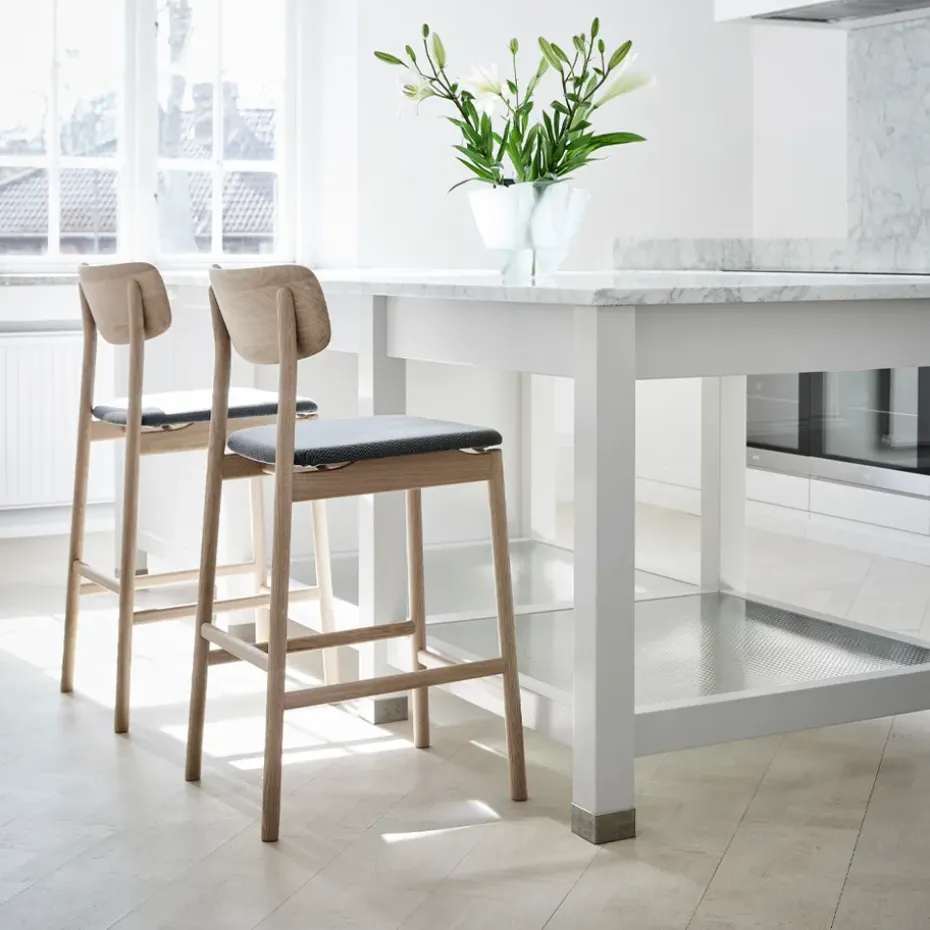 Taburete bar Prima Vista, Tela blues 9833 negro, estructura de roble aceitado blanco