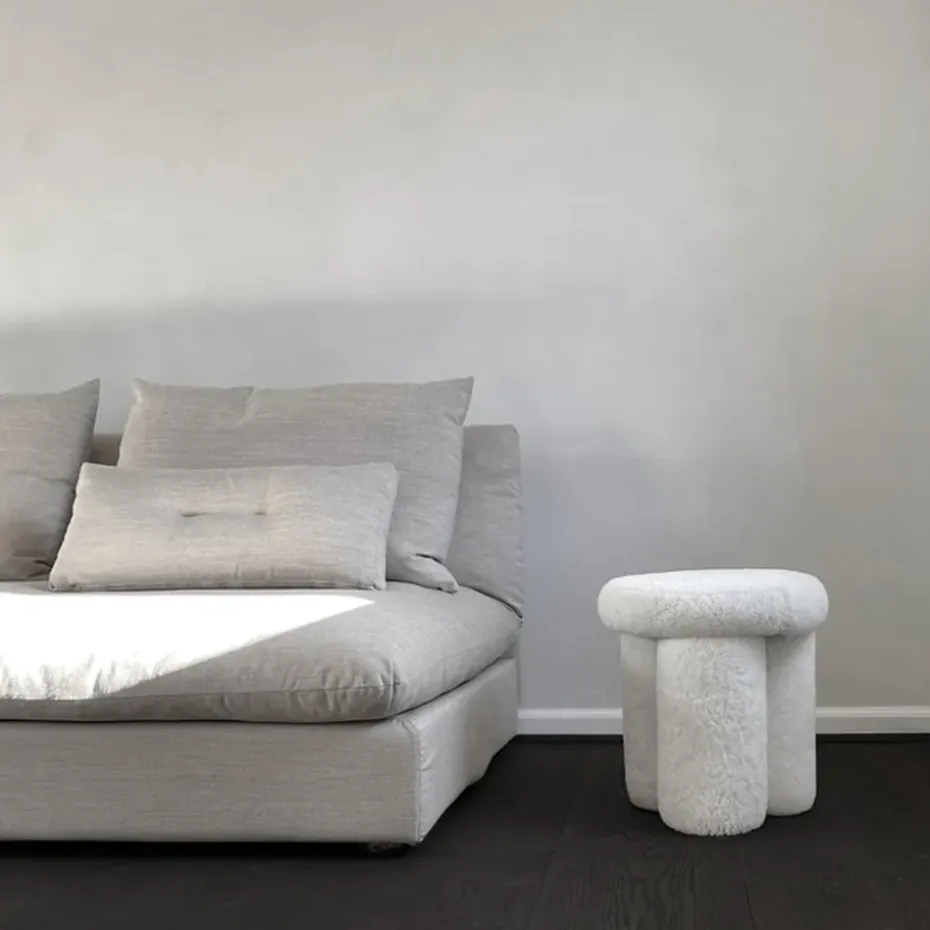 Taburete Big Foot piel de oveja, off-white