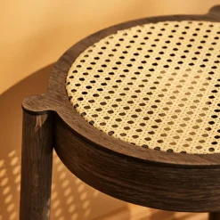 Taburete con asiento de ratán Pal, roble oscuro