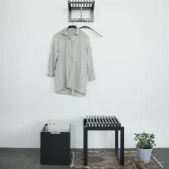 Taburete Cutter, roble lacado negro