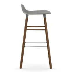 Taburete de bar con patas de nogal Form, Gris