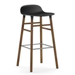 Taburete de bar Form Chair con patas de nogal, negro