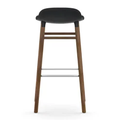 Taburete de bar Form Chair con patas de nogal, negro