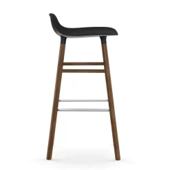 Taburete de bar Form Chair con patas de nogal, negro