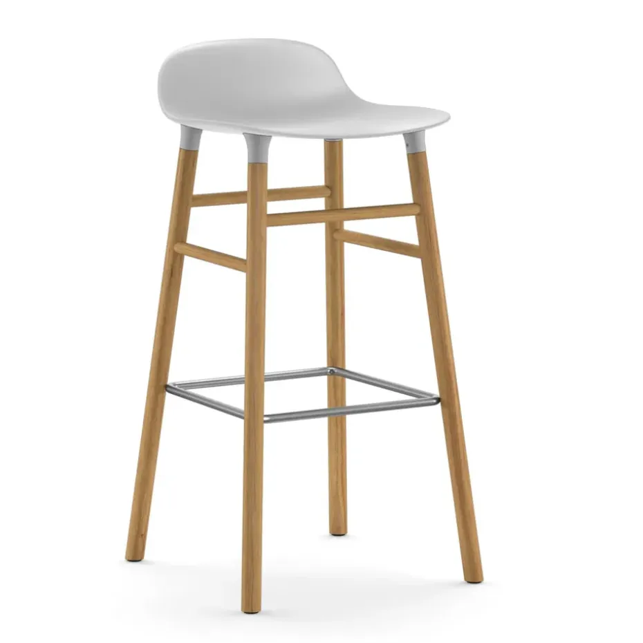 Taburete de bar Form Chair con patas de roble, blanco
