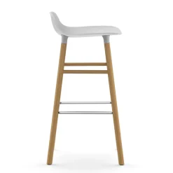 Taburete de bar Form Chair con patas de roble, blanco