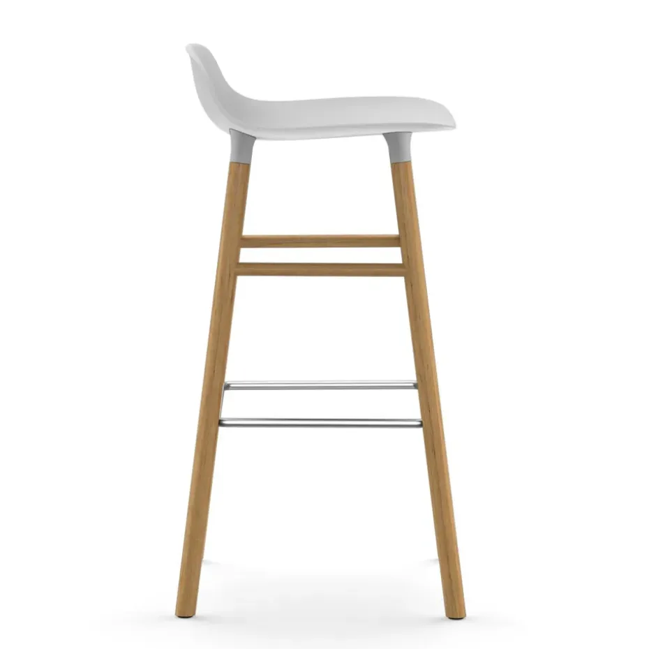 Taburete de bar Form Chair con patas de roble, blanco