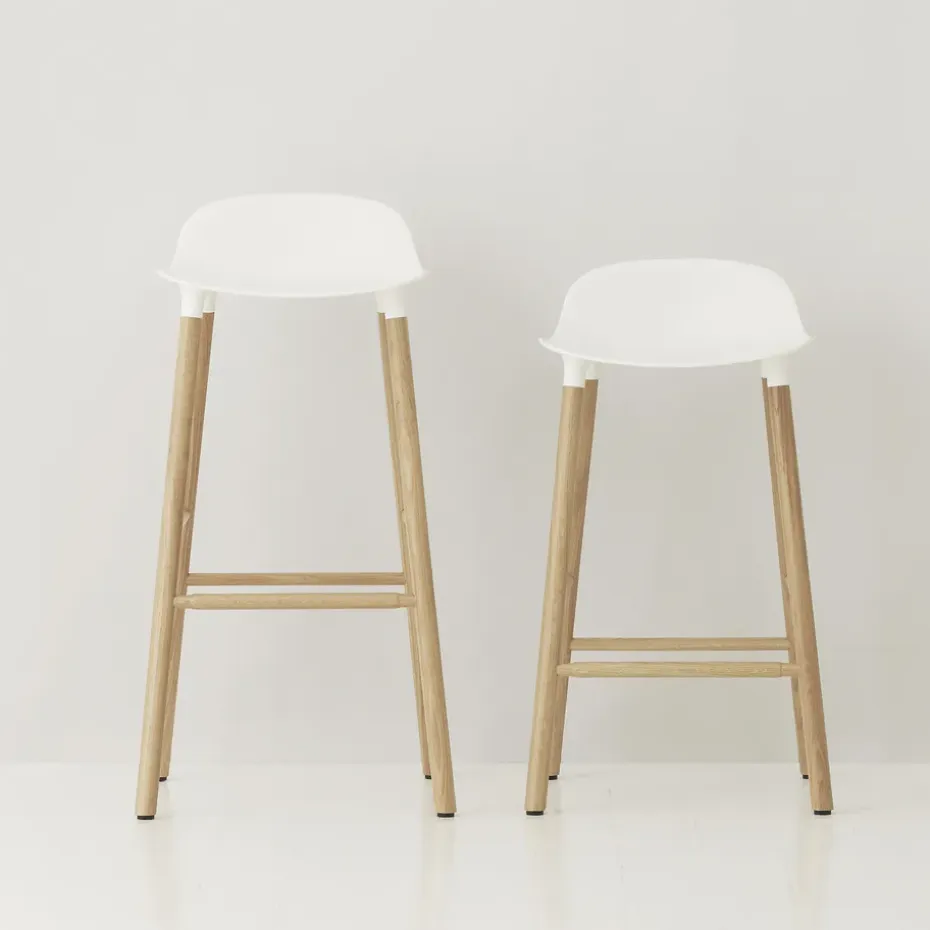 Taburete de bar Form Chair con patas de roble, blanco
