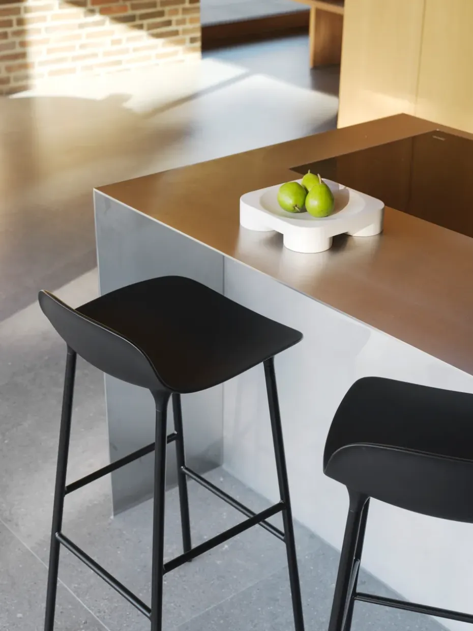 Taburete de bar Form Chair con patas de metal, Negro