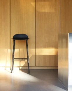 Taburete de bar Form Chair con patas de metal, Negro