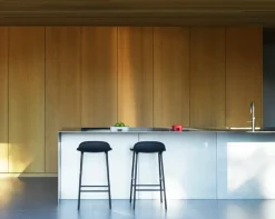 Taburete de bar Form Chair con patas de metal, Negro