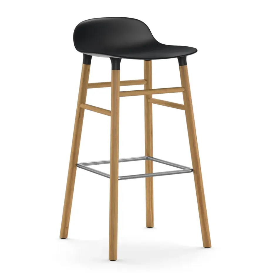 Taburete de bar Form Chair con patas de roble, negro