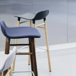 Taburete de bar Form Chair con patas de roble, negro
