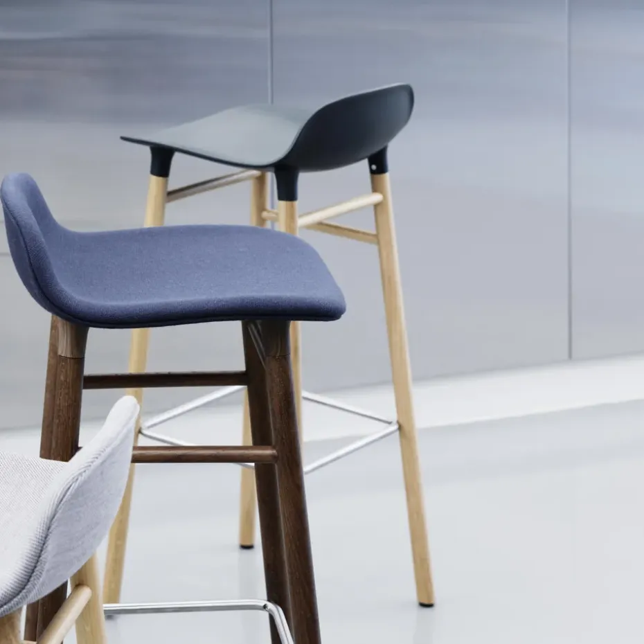 Taburete de bar Form Chair con patas de roble, negro