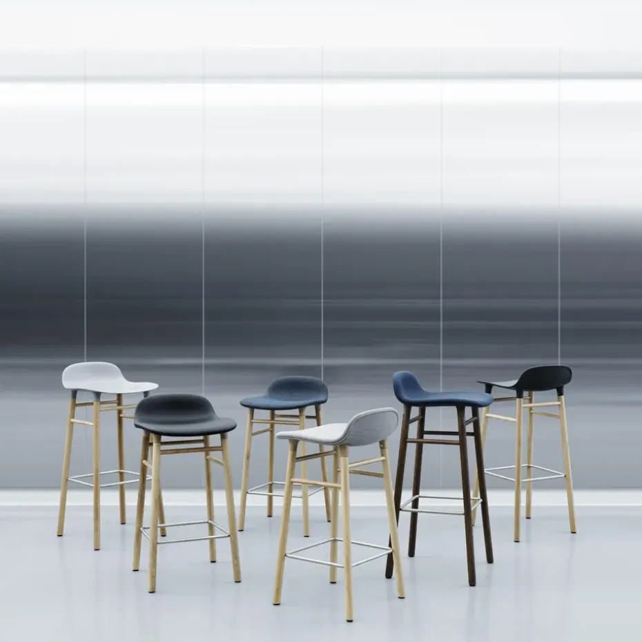 Taburete de bar Form Chair con patas de roble, negro